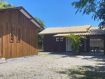 IM�VEL COM 2 CASAS A 100 METROS DA LAGOA DO QUINTINO