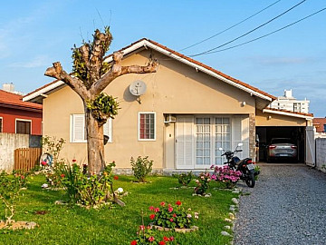 DUAS CASAS EM AMPLO TERRENO DE 660 M� ? CENTRO - IMBITUBA SC