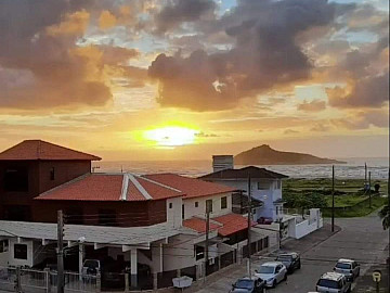 IMOVEL COM 7 APARTAMENTOS E MATR�CULA A 2 QUADRAS DO MAR