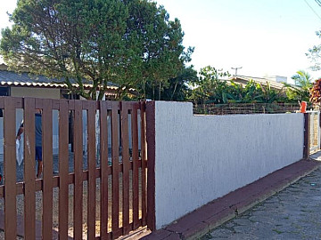 2 CASAS EM P�TIOS SEPARADOS NO CAMPO DUNA � GAROPABA/SC